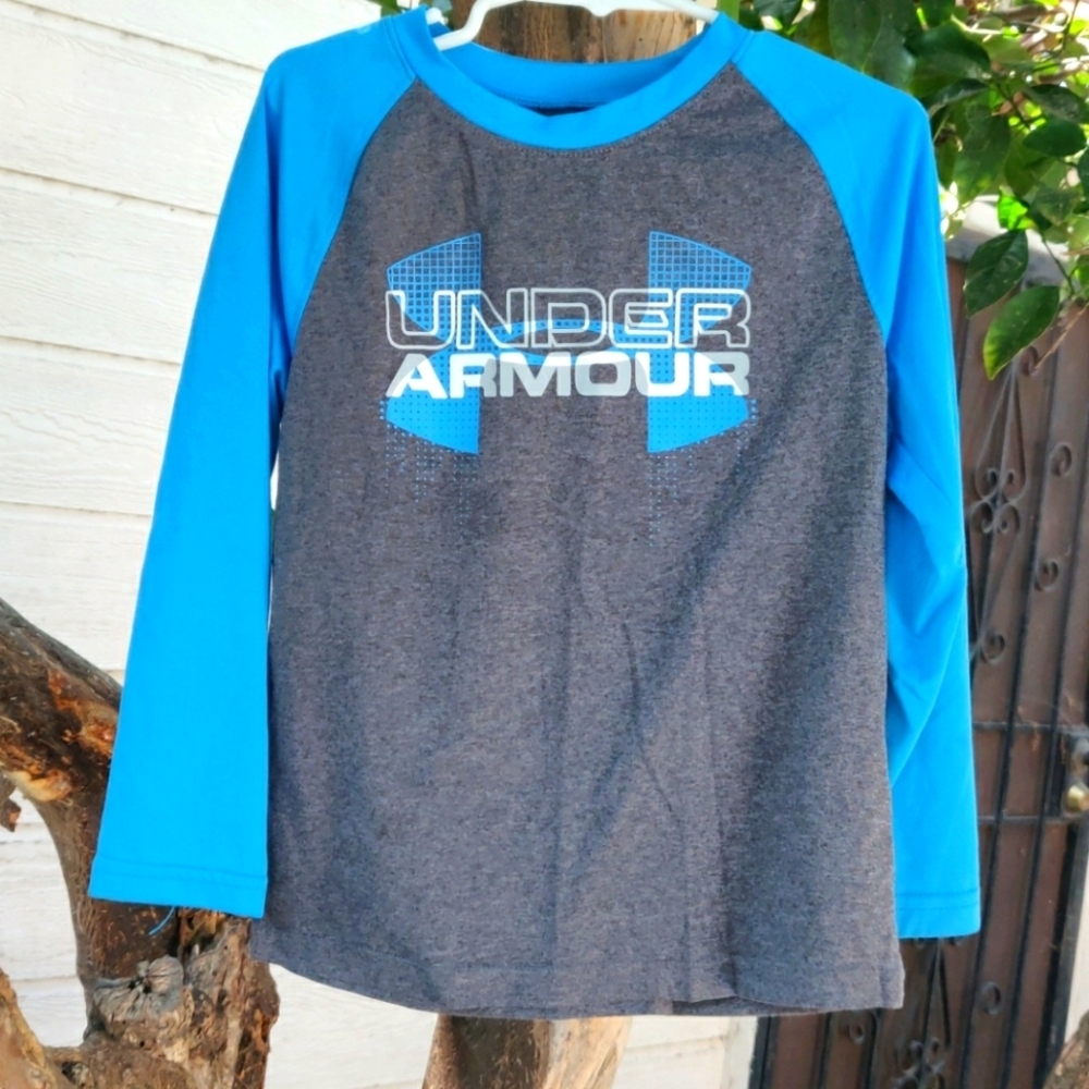 Under armour boy shirt size 5 Grey and blue